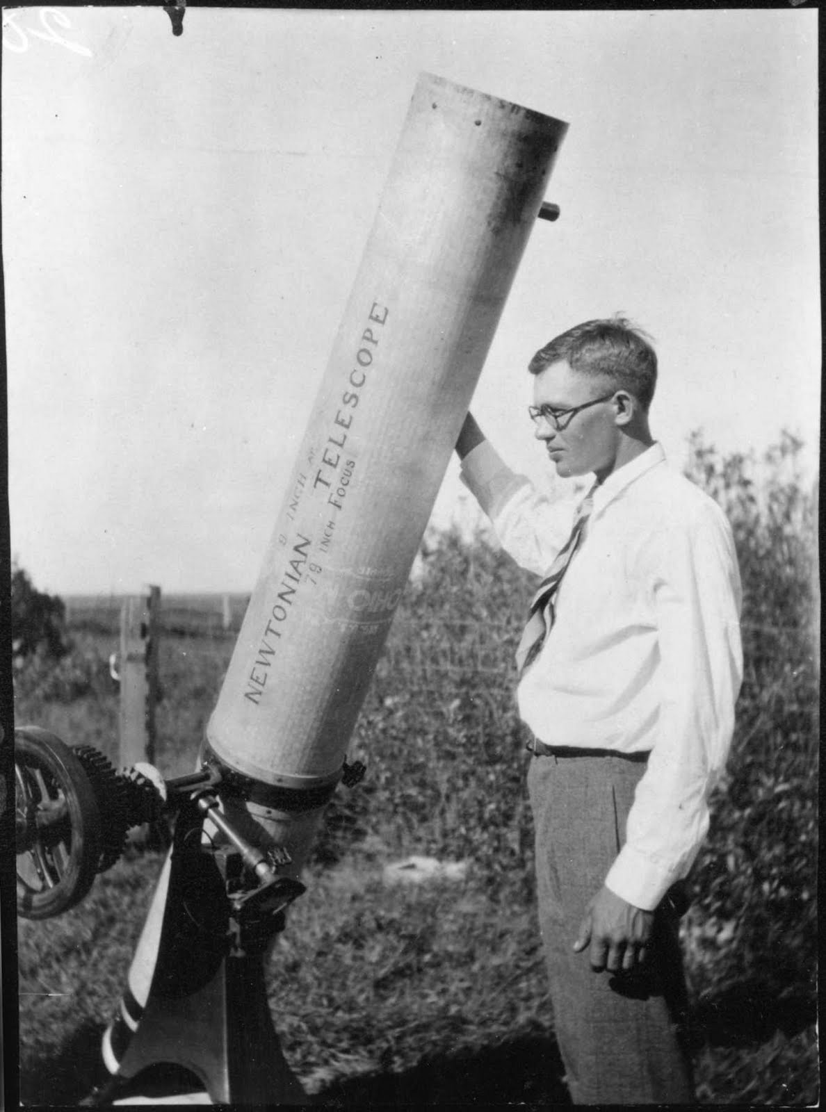 Томбо со своим самодельным телескопом, 1930 год