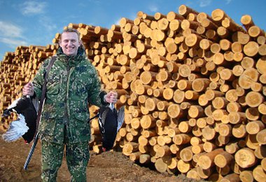 Или почему Навальный мечтает стать «царём». 	 Подтверждение диагноза -  Конец 80-х. В тяжёлом партаппаратном пальто Борис Ельцин совершает поездки в троллейбусе. Идёт в районную поликлинику. Чтобы «как все», а не с «номенклатурой». Клеймит с трибуны «партийные привилегии».  Смысл всего, что говорил тогда будущий «царь Борис» сводился к театрально одолевавшему его желанию построить «свободную, по-настоящему демократическую, благополучную страну». После того, как он получил её в своё распоряжение (почти на десять лет), а вернее отдал на расхищение олигархату, страна покрылась сетью разломов, угрожавших самому существованию России. Зато мания Е.Б.Н., жаждавшего власти любой ценой, была реализована.  Пылала Чечня. Стремительно вымирало население. Рушилась экономика. Бюджетники и пенсионеры сидели без зарплат и пособий. Вокруг «трона» столпилась «семибанкирщина». Священные смыслы Отечества при помощи олигархических СМИ были поставлены под сомнение. Повсеместно набирал обороты сепаратизм.  Зато Борис Ельцин  стал «первым президентом России». Ну а привилегии, с которыми он когда-то «боролся» в стиле «китч», конечно же, отменили. Просто потому, что устаревшие и скромные, они стали не нужны слою приватизаторов, получившему доступ к таким благам, которые не то что секретарям обкомов, наследным монархам не снились.  Прошло двадцать лет. Россия сдюжила и размер «привилегий» новых «хозяев жизни», и много чего ещё, оставшееся в наследство от 90-х годов. Такая выживаемость, понятно, не всем по нраву. Вот и пошли разговоры про «новую перестройку». И начал их, как ни странно, сам генсек-герострат, рушивший вверенный ему СССР. «Активити» понравилось Западу, и вот уже объявлено: о новом Горби звезды Голливуда намерены снять два полноразмерных художественных фильма.  Ну а там, где перестройка, должен быть по сценарию не только Горбачёв, но, конечно же, и Ельцин. Правда, «первого президента» не воскресишь. Вот и начали искать замену.  На наших глазах происходит попытка реализации уже знакомой ролевой игры «Борьба с привилегиями». На роль исполнителя выбран блогер Навальный.  С учётом изменившегося времени нынешний «борец» –  современный, относительно молодой и непьющий человек, прошедший к тому же стажировку в американском Йеле. Чтобы стать «народным лидером» он не совершает поездок в общественном транспорте, не сидит в очередях к участковому терапевту. Навальный использует современные технологии.  Как известно, он публикует в интернете компромат на российских чиновников и депутатов. Сведения о счетах, недвижимости и прочем он научился добывать с необычайной эффективностью. Не исключено, конечно, что в поисках информации «оппозиционному блогеру» активно помогают. В том числе и держатели исходных серверов, расположенных, как известно, в США.  Ради чего могут предоставлять подобную помощь Навальному, понятно. Для чего ведёт игру он сам, стало окончательно ясно даже самым наивным после выступления оппозиционера на либеральном «Дожде». «Я хочу стать президентом», – заявил Навальный. «Я хочу изменить жизнь в стране. Я хочу изменить систему управления страной. Я хочу сделать так, чтобы 140 миллионов человек, которые живут в этой стране, жили нормально. Как европейская страна».  Ну, вот вам и манифест деятеля, предложившего, наконец, себя открыто в вожди «болота». Если учесть, что за лозунговыми «изменить систему управления страной» и «я хочу сделать так», не стоит ничего, кроме мании пробраться в Кремль, то может сложиться ощущение полного дежавю с перестроечными событиями. Ведь в действительности, как политик Навальный – никто. У него  нет партийной структуры, у него нет идеологии, у него нет прозрачных, а, стало быть, легитимных благодетелей, спонсирующих его деятельность. У него нет никакой, и это стоит особо подчеркнуть, социальной программы. Также, впрочем, как оборонной, образовательной, культурной, промышленной и всякой. Нет ничего, кроме псевдо разоблачений, пустых обещаний и теперь уже открыто выраженной жажды власти.  Между тем заявление сделано накануне судебного разбирательства по делу «Кировлеса», в рамках которого Навального обвиняют в банальном жульничестве и причастности к хищениям 16 млн. рублей из бюджета Кировской области. Помимо этого, блогер проходит обвиняемым по делу о легализации 55 млн. рублей, полученных через учреждённую им фирму «Главное подписное агентство».  Конечно же, по уже знакомому сценарию либеральная пресса наперебой утверждает, что её кумира «оговаривают» по политическим мотивам. Так когда-то и «слабости» Ельцина списывали на «монтаж плёнки»  «партаппаратчиками и кэ-гэ-бэшниками», пробравшимися на ТВ.  Однако с тех пор народ политически «протрезвел». Последний опрос «Левада-центра» показал: несмотря на то, что узнаваемость Навального выросла с 6% в апреле 2011 года до 37% в марте 2013-го, процент тех, кто готов за него голосовать на президентских выборах, снизился с 33% до 14%...  Многие наблюдатели  объяснили на первый взгляд экзотическое заявление Навального желанием придать себе дополнительный вес в глазах мировой общественности в преддверии  суда. Ведь судить теперь будут не обычного жулика, а без пяти минут «кандидата в президенты».  Впрочем, судебная конъюнктура – фактор скорее сопутствующий. На улице весна. Время, когда обостряются чувства, желания и даже отклонения самого разного рода. В данном случае мы можем иметь дело с санкционированным кураторами запуском нового этапа «проекта Навальный». Ввиду сложившейся обстановки персонажу могли разрешить не только обнаруживать, но и  разгонять на полную «катушку» слишком заметные «комплекс власти» и «манию величия».