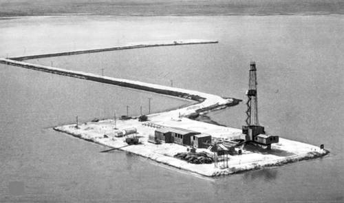 Буровая вышка на озере Самотлор.