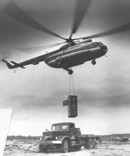 Другой город, Нефтеюганск, был основан в 1961 году в качестве поселка разведчиков. Став городом в 1967 году, он стремительно рос и развивался. Во второй половине 80-х его население составляло уже 90 тысяч человек.