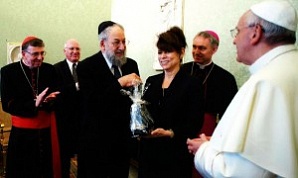 Иудеи оценили выдающийся вклад папы в иудейско-католическое сближение, а папа послушно следует за "старшим братом"  «Эффект Бергольо», как называют журналисты чрезвычайную открытость папы римского «миру сему», обладает такой силой воздействия, что журнал Jewish Daily Forward, являющийся рупором либерального иудаизма в США, решил включить понтифика в список 2013 «Форвард 50», который объединяет выдающихся евреев года. По правилам составления списков, двое из 50 могут быть неевреями, и выбирают их из числа тех, кто проявляет уважение и понимание к еврейской культуре[1].         Такой «заслуги» понтифик удостоился за то, что «всего лишь за 8 месяцев превратил вопрос об улучшении отношений с иудейским миром в ключевой вопрос». Он также не упустил ни одной возможности, чтобы осудить антисемитизм и запланировал на следующий год визит в Израиль.         Франциск 1 и пропагандист содомии раввин Абрам Скорска.jpgДействительно, отношению с иудеями Бергольо уделял всегда особое внимание. Совместно с известным израильским раввином Авраамом Скорка  (пропагандистом содомитских союзов - прим. ред.) он написал книгу-диалог «На небе и на земле», а также стал автором предисловия к книге другого раввина Серхио Бергшама, которого он назвал одним из своих учителей. Бергольо неоднократно посещал синагогу  Буэнос-Айреса, отмечал иудейских праздники, возжегал свечу во время  Хануки, и не нашлось никого, кто напомнил бы папе правила Святых Апостолов: правило 70:  «Аще кто, епископ, или пресвитер, или диакон, или вообще кто из списка клира, постится с иудеями, или празднует с ними, или приемлет от них дары праздников их, как то, опресноки, или нечто подобное: да будет извержен. Аще же мирянин: да будет отлучен»;  правило 71: «Аще который христианин принесет елей в капище языческое, или в синагогу иудейскую, в их праздники или возжет свечу: да будет отлучен от общения церковного».      Бергольо в течение многих лет активно сотрудничал с Еврейским латиноамериканским конгрессом (ЕЛК), организуя собрания еврейской молодёжи, участвовавшей в его программе «Новые Поколения». Так что неудивительно, что глава ЕЛК Клаудио Эпельман крайне положительно отозвался о новом папе, заявив: «У нас нет никакого сомнения, что он будет отлично работать, руководя католической церковью».    С большой радостью приветствовало избрание избрание Бергольо и руководство Бнай Брит.  В свою очередь понтифик в день своего избрания  выкроил время, чтобы написать письмо иудейскому сообществу, в котором, в частности, указал: «Я горячо надеюсь, что смогу способствовать прогрессу, которым отмечены иудейско-католические отношения со времён Второго Ватиканского собора, в духе обновлённого сотрудничества».        2 сентября, накануне еврейского нового года папа впервые принял в Ватикане делегацию Всемирного еврейского конгресса (ВЕК), которую призвал к усилению диалога между религиозными сообществами, который он назвал «ключом для построения общего будущего». Напомнив сказанные им  ещё в июне месяце на встрече с Международным еврейским комитетом за межрелигиозные организации  слова, что «христианин не может быть антисемитом», он добавил: «чтобы быть хорошим христианином, необходимо понимать иудейскую историю и традиции», так как «у иудеев и христиан одни и те же корни». И опять не нашлось никого, кто, понимая иудейскую историю и зная о корнях иудаизма, напомнил бы папе Франциску слова Господа Иисуса Христа, сказанные иудеям:   «...если бы Бог был Отец ваш, то вы любили бы Меня, потому что Я от Бога исшел и пришел; ибо не Сам от Себя пришел, но Он послал Меня. Почему вы не понимаете речи Моей? Потому что не можете слышать слова Моего! Ваш отец дьявол; и вы хотите исполнять похоти отца вашего. Он был человекоубийца от начала и не устоял в истине, ибо нет в нем истины. Когда говорит он ложь, говорит свое, ибо он лжец и отец лжи» (Ин. 8, 42-44).   Вместо этих слов на встрече прозвучали другие слова, сказанные президентом ВЕК Рональдом С. Лаудером, заявившим, что «никогда, начиная с 2000 г., отношения между Католической церковью и еврейским народом не были такими хорошими. Деятельность сменявших друг друга пап в течение 5 последних десятилетий способствовала преодолению многих предрассудков. Это помогает нам теперь работать вместе в защиту религиозной свободы повсюду, где она находится под угрозой и о каком бы сообществе ни шла речь».    Укреплению иудейско-католических связей приобретает особое значение в свете   активизации образовательной деятельности иудеев и католиков в России. Тем более, что Рональд С. Лаудер, чьё  общее состояние оценивается в 2,5 млрд. долл., ещё в прошлом году вошёл в бюро президиума Российского еврейского конгресса (РЕК) и принял решение  аккумулировать в структурах РЕК все средства, которые он расходует на благотворительные и образовательные цели в России (спонсированием еврейского образования в Восточной и Европе и бывшем СССР он занимается с 1997 г.). Суммарное состояние первых лиц РЕК (Михаил Фридман, Герман Захарьяев, Михаил Мирилашвили и др.) составляет более 100 миллиардов долларов.  В недавнем обращении к иудеям понтифик подтвердил   близость католиков с иудеями, назвав их, как это принято со времён Иоанна ХХIII, «старшими братьями». Но Иисус Христос, сказал иудеям: «Ваш отец дьявол; и вы хотите исполнять похоти отца вашего» (Ин. 8, 45).    Так какое родство имеет в виду папа римский?  В декабре 2006 г. «старший брат» понтифика, в лице высшего законодательного органа консервативного иудаизма, центрального течения во всемирном иудаизме проголосовал за то, чтобы разрешить гомосексуалистам посвящение в сан раввина и заключение однополых союзов. В другой (реформистской) ветви иудаизма, распространённых в Соединённых Штатах, решение о легализации однополых браков и о посвящении представителей секс-меньшинств в раввины было принято ещё в марте 2000 г. на Центральной конференции американских раввинов.   Однополые пары гомосексуалистов в Государстве Израиль имеют право усыновлять детей, включая детей, не являющихся биологическими родственниками ни одного из гомосексуалистов.  В августе 2010 г. образовательная комиссия тель-авивского муниципалитета единогласно утвердила предложение о включении в школьную программу обучения всех городских школ обязательного курса по ознакомлению с гей-общиной,  которое вступило в силу в 2011 г. Наконец, в Израиле проводятся самые массовые и пышные гей-парады, на которых присутствует и посол США в Израиле. Тель-Авив в туристических путеводителях вышел на первое место в списке дружелюбных к геям городов, обогнав Амстердам и Сан-Франциско.  «Старший брат» подаёт пример, и вот уже в июле 2013 г. папа римский заявляет, что гомосексуальная ориентация не является греховной и выступает против осуждения и дискриминации «геев», подчеркнув, что им нужно помочь интегрироваться в общество. А в октябре Ватикан направил по всему миру социологический опросник, содержащий 39 пунктов, касающихся вопросов о семье, повторных браках и абортах, однополых браках, возможности усыновлении детей однополыми парами, воспитании детей в нетрадиционных семьях.   Представленные в вопросах ситуации никак не укладываются в рамки католической доктрины, что вызвало разговоры в СМИ о том, что результаты опроса могут привести к изменениям в церковных правилах, что подтвердил и представитель Ватикана, заявив, что если изменения и начнутся, то будут происходить медленно (это, напомним, крайне характерно для тактики иезуитов, которые никогда не совершают резких действий).   Результаты опроса буду рассмотрены на Синоде, но что с ними делать предстоит решить лично папе Франциску, который о своей позиции уже заявил: «Если человек – гей и обладает доброй волей и стремится к Богу, кто я такой, чтобы судить его?». Эту фразу в СМИ  назвали «одними из самых прочувственных и революционных слов, когда-либо произнесённых римским понтификом в отношении геев». Таким же революционным является и обращение папы римского, впервые в истории католической церкви,   к общественному мнению для внесения изменений в церковные правила. При этом совершенно очевидно, что и само применение такой демократической процедуры, и содержание вопросов сами по себе уже оказывают перестроечное воздействие на сознание католиков: если сам папа спрашивает о недопустимом, насколько оно допустимо, то, значит, оно - допустимо.        В этой связи всё острее встаёт вопрос: о каком единении с Ватиканом в борьбе за сохранение традиционных ценностей может идти речь, если понтифик, идя по пути «старшего брата»,   пытается примирить католиков с содомской антицерковью?  