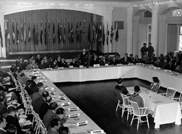 Представляете: еще гремят пушки Второй мировой, союзники только-только открыли долгожданный «второй фронт», высаживались на побережье Франции, а в живописном местечке Бреттон-Вудс штата Нью-Хэмпшир 1 июля открывается валютно-финансовая конференция Россия во власти доллара: как это случилось